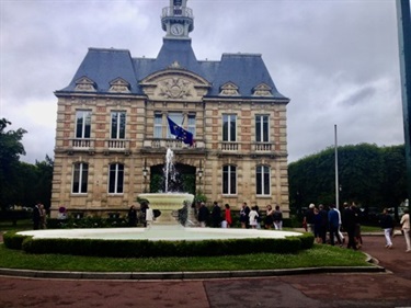 Photo shows the Le Vesinet Town Hall. The hall is in an 