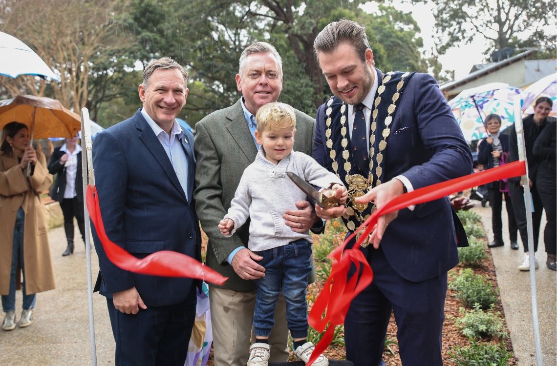 Mayor Zac Miles, Stephen Bali and Anthony Roberts unveiling the new plaque at Figtree Park.jpg