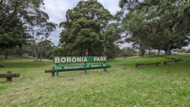 Sign situated at the corner of Park Rd and High St, welcoming people to Boronia Park.